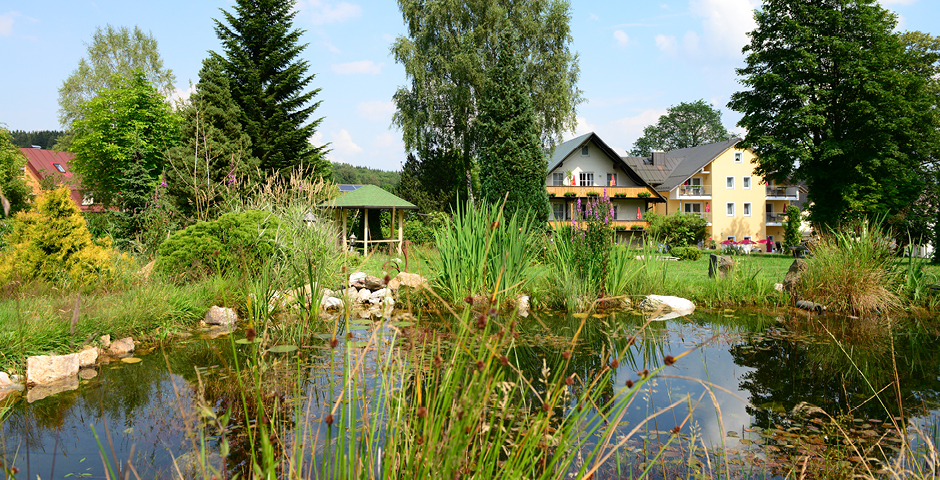 Gasthof Specht mit Teich im Genießer-Garten