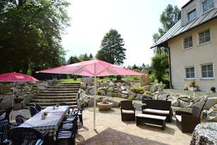 Terrasse mit Sonnenschirmen