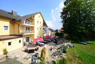 Hausansicht mit Terrasse