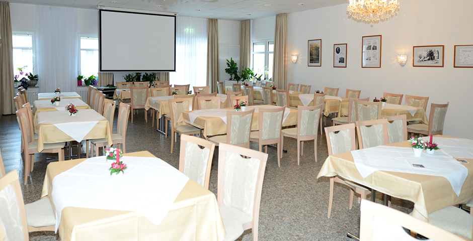 Tagungsraum mit Leinwand